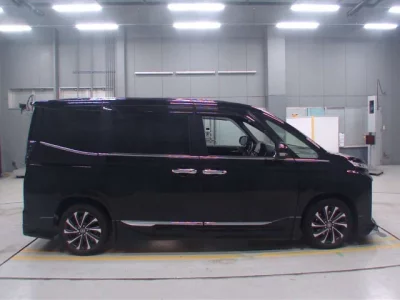 Toyota VOXY  с аукциона в Японии