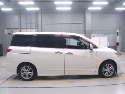 Nissan ELGRAND  с аукциона в Японии