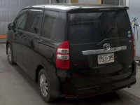 Toyota NOAH лот № 3070 оценка 4  с аукциона в Японии 1