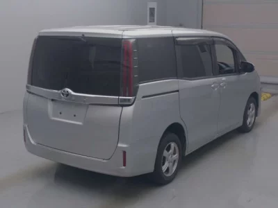 Toyota NOAH  с аукциона в Японии