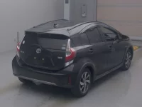 Toyota AQUA лот № 328 оценка RA  с аукциона в Японии 1