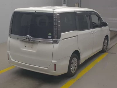 Toyota VOXY  с аукциона в Японии