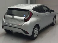 Toyota AQUA лот № 45 оценка R  с аукциона в Японии 1