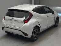 Toyota AQUA лот № 384 оценка R  с аукциона в Японии 1