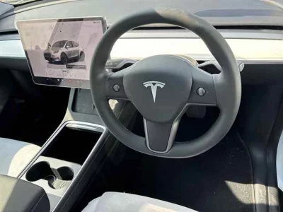 Tesla MODELY