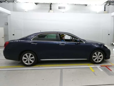 Toyota CROWN  с аукциона в Японии