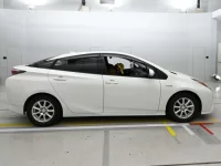 Toyota Prius лот № 30082 оценка 3.5  с аукциона в Японии 2