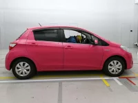 Toyota VITZ лот № 30124 оценка 3.5  с аукциона в Японии 2