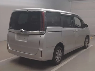 Toyota NOAH  с аукциона в Японии