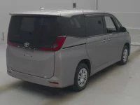Toyota NOAH лот № 70109 оценка 4  с аукциона в Японии 1