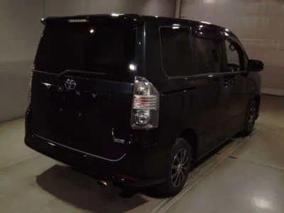 Toyota VOXY  с аукциона в Японии