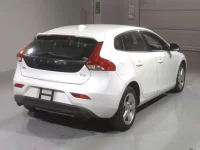 Volvo V40 лот № 8086 оценка 4  с аукциона в Японии 1