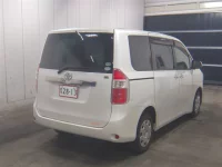 Toyota NOAH лот № 1135 оценка 3.5  с аукциона в Японии 4