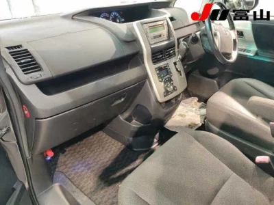 Toyota VOXY  с аукциона в Японии