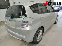Honda FIT лот № 3090 оценка 3.5  с аукциона в Японии 4
