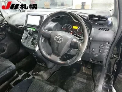Toyota WISH  с аукциона в Японии
