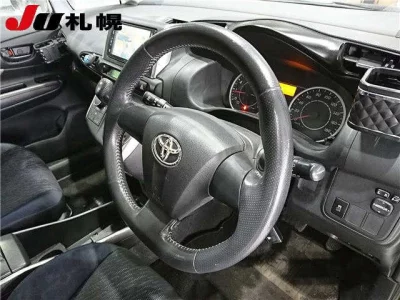 Toyota WISH  с аукциона в Японии
