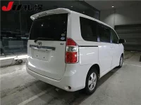 Toyota NOAH лот № 79 оценка R  с аукциона в Японии 1