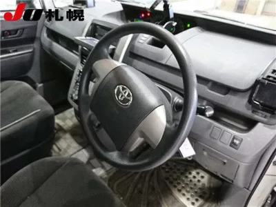 Toyota VOXY  с аукциона в Японии
