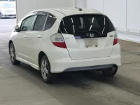 Honda FIT лот № 2106 оценка 3.5  с аукциона в Японии 1