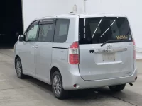 Toyota NOAH лот № 2930 оценка 3.5  с аукциона в Японии 1
