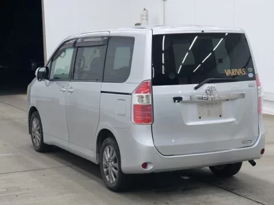 Toyota NOAH  с аукциона в Японии
