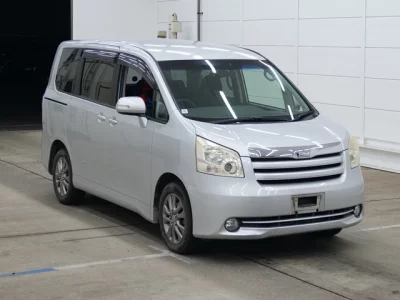 Toyota NOAH  с аукциона в Японии
