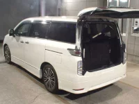 Nissan ELGRAND лот № 3057 оценка R  с аукциона в Японии 1