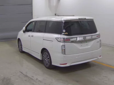 Nissan ELGRAND  с аукциона в Японии