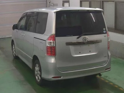Toyota NOAH  с аукциона в Японии