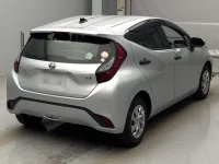 Toyota AQUA лот № 369 оценка RA  с аукциона в Японии 1