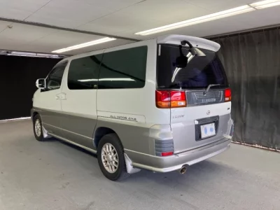 Nissan ELGRAND  с аукциона в Японии