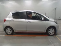 Toyota VITZ лот № 30068 оценка 3.5  с аукциона в Японии 2