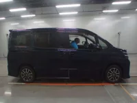 Toyota VOXY лот № 30090 оценка 3.5  с аукциона в Японии 2