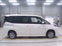 Toyota NOAH лот № 30070 оценка 4  с аукциона в Японии 2