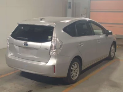 Toyota PRIUS ALPHA  с аукциона в Японии