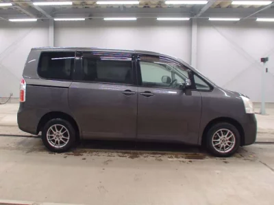 Toyota NOAH  с аукциона в Японии