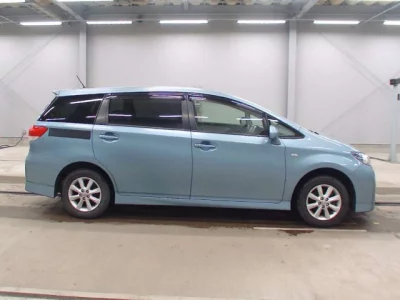 Toyota WISH  с аукциона в Японии