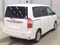 Toyota NOAH лот № 5551 оценка 3.5  с аукциона в Японии 1
