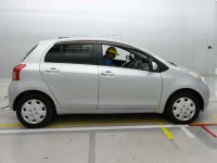 Toyota VITZ лот № 30085 оценка 3  с аукциона в Японии 2