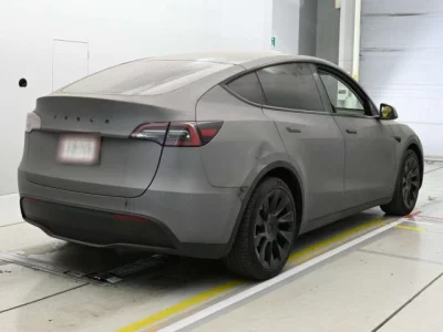 Tesla MODELY