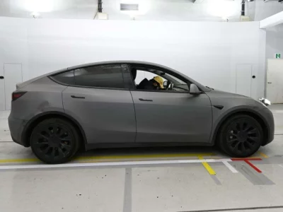 Tesla MODELY