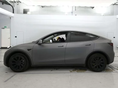 Tesla MODELY