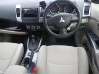 Mitsubishi OUTLANDER лот № 8229 оценка R  с аукциона в Японии 2