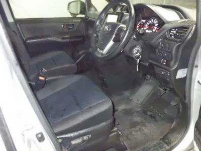 Toyota NOAH  с аукциона в Японии