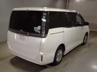 Toyota VOXY лот № 70 оценка RA  с аукциона в Японии 1