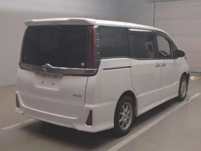 Toyota NOAH  с аукциона в Японии