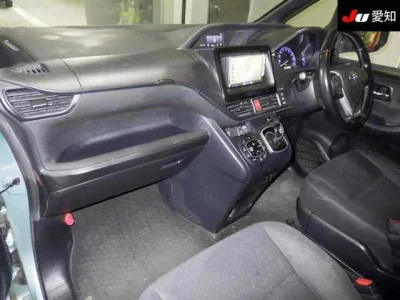 Toyota VOXY  с аукциона в Японии