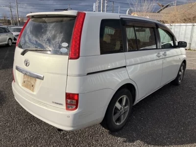 Toyota ISIS  с аукциона в Японии