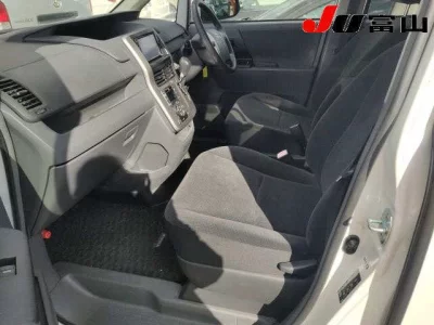 Toyota VOXY  с аукциона в Японии